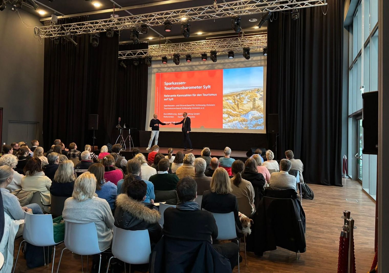 Karsten Heinsohn und Moritz Luft auf der Bühne vor der Präsentation "Sparkassen-Tourismusbarometer Sylt"