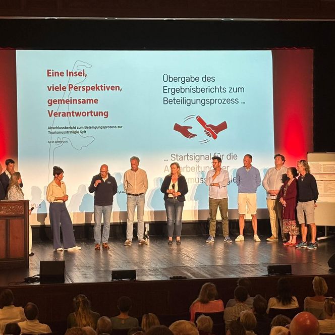 Mitglieder des Lenkungskreises auf der Bühne