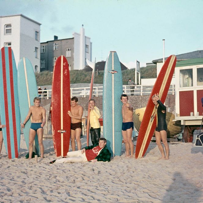 Junge Surfer mit Brettern am Strand von Westerland, 1966