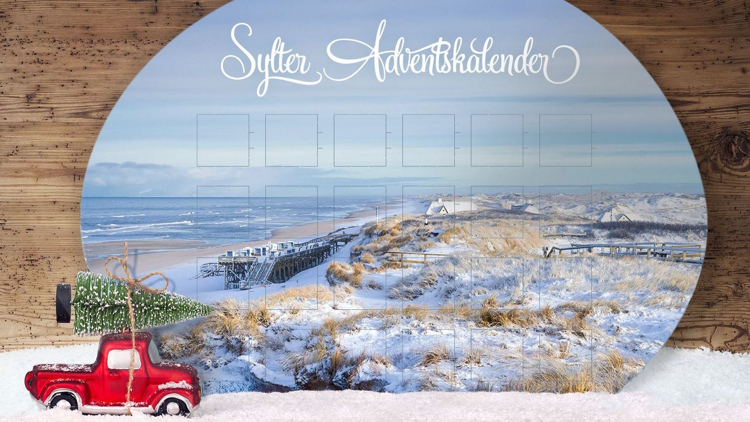 Ovaler Adventskalender mit Sylt-Winterlandschaft und rotem Auto mit Weihnachtsbaum.