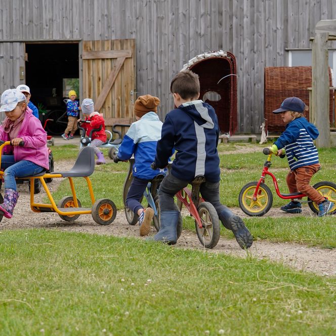 Kinder fahren auf Rollerstrecke