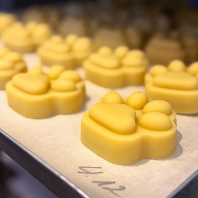 Hellgelbe Seifen in Pfotenform auf einem Tablett 