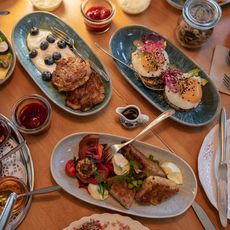 Frühstückstisch mit Pancakes, Spiegeleiern, Brot, Marmelade und weiteren Gerichten im Lund Sylt.