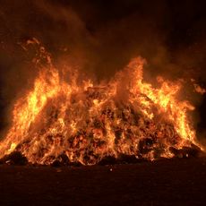 Großes Biikefeuer mit lodernden Flammen bei Nacht in Morsum auf Sylt.