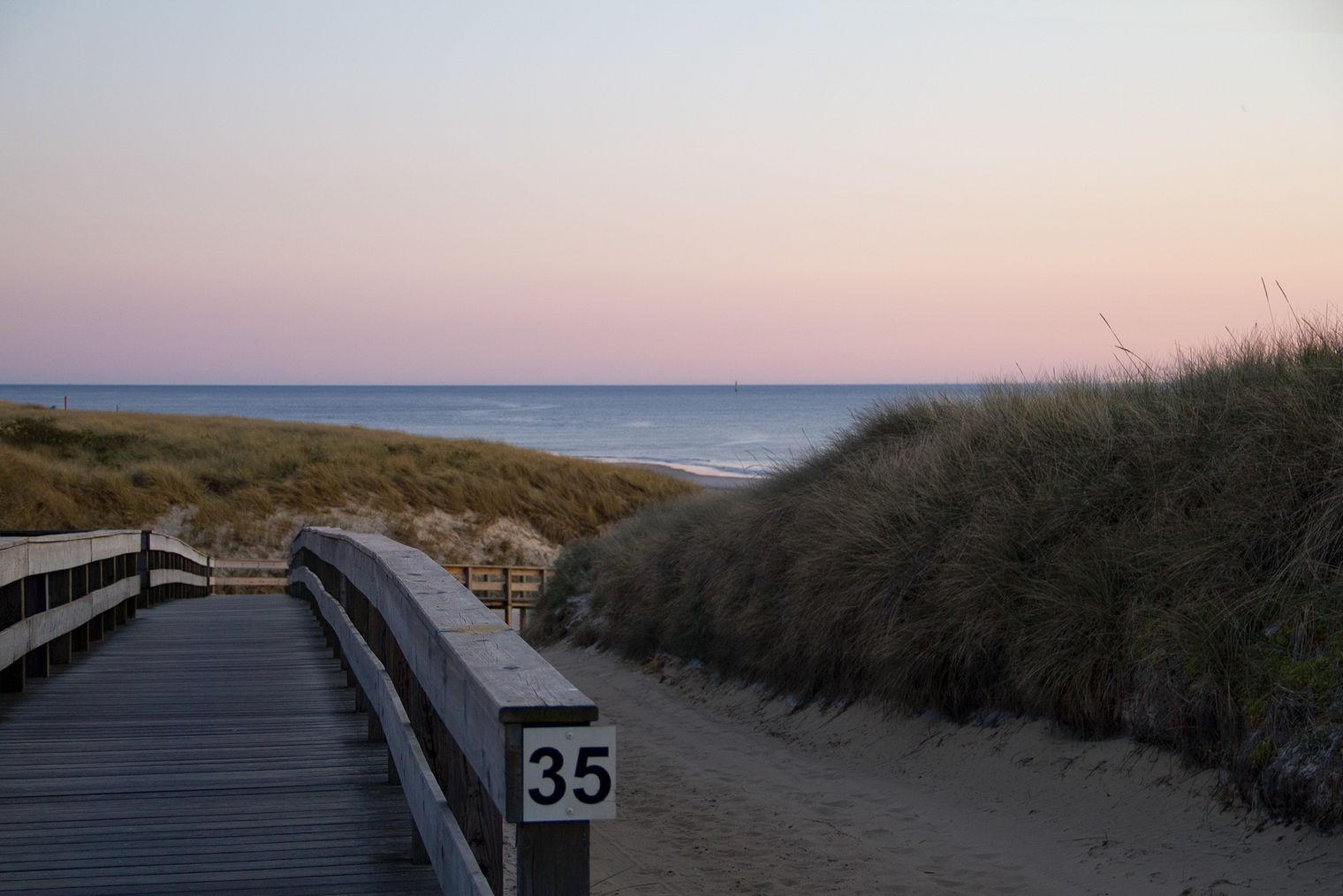 Holzrampe zum Strand