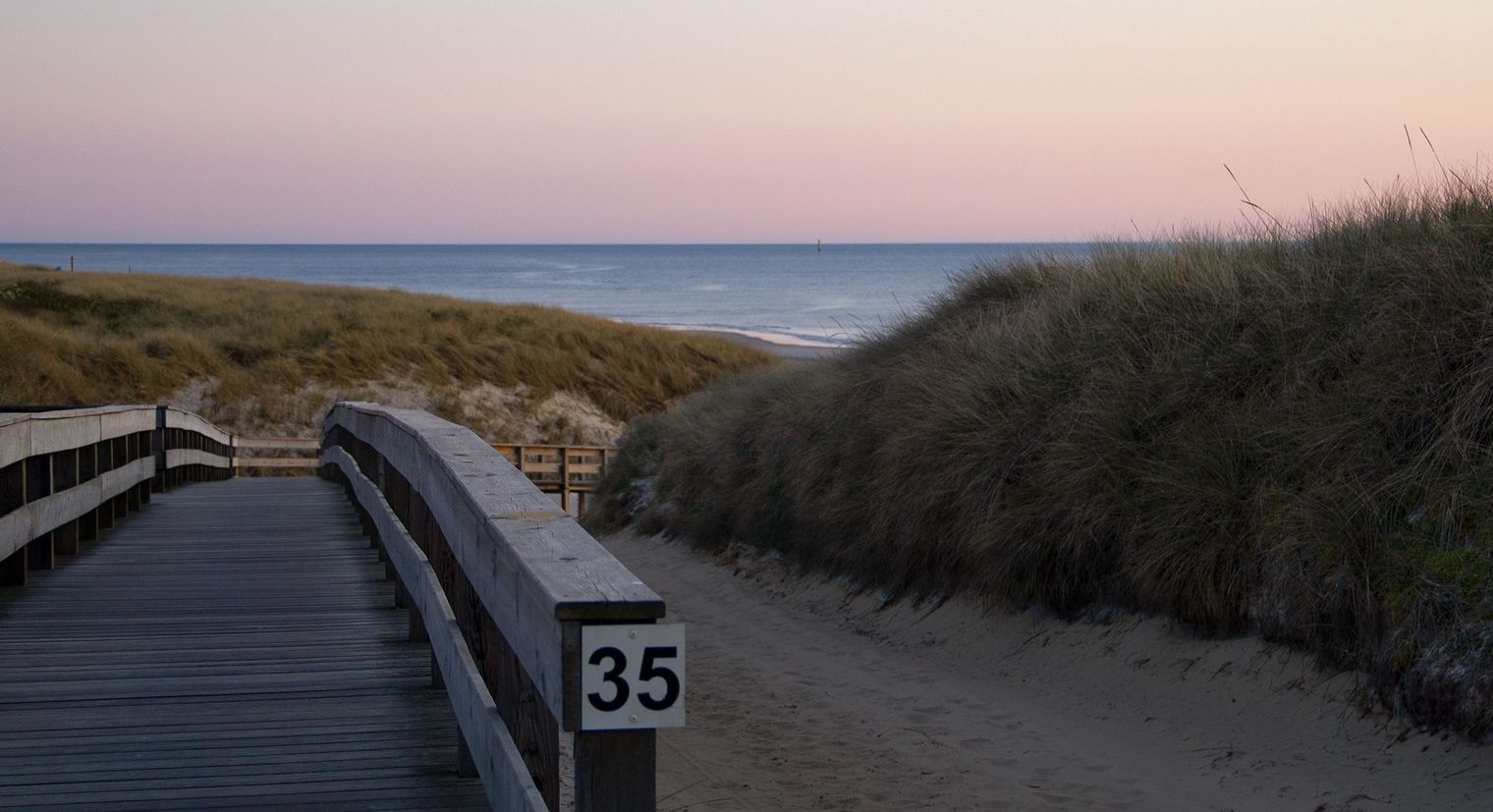 Holzrampe zum Strand