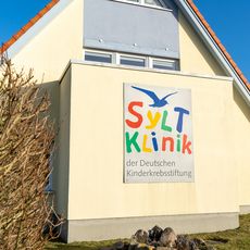 Fassade der Sylt Klinik in Wenningstedt-Braderup