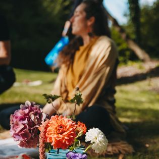 Blumenstrauß vor entspannter Person im Park