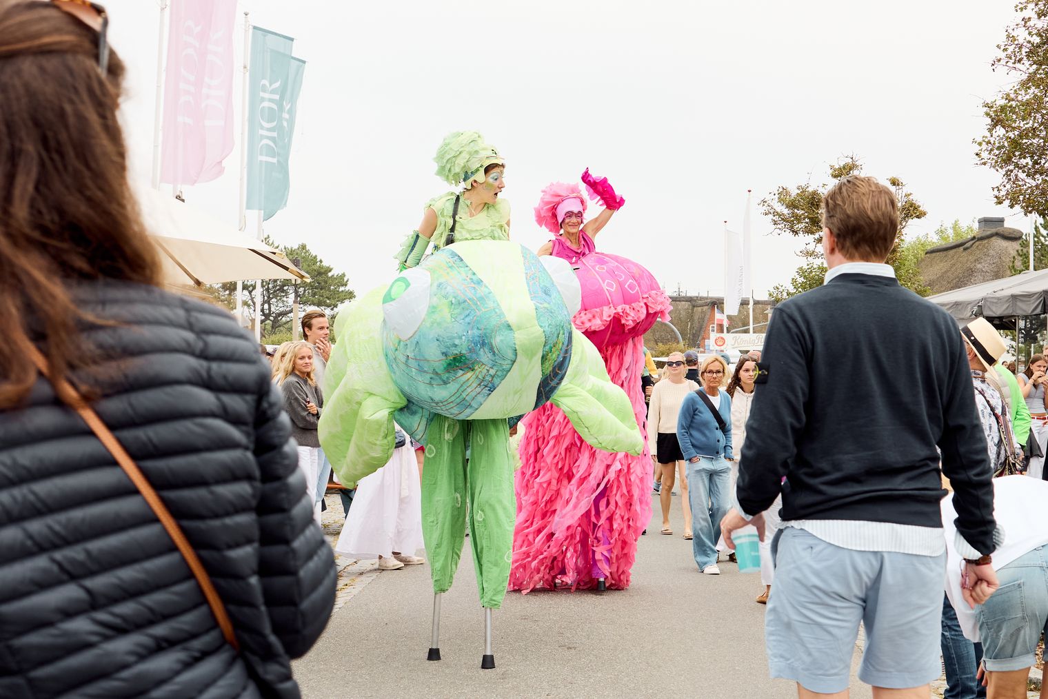 Stelzenläufer in bunten Farben auf der Straße
