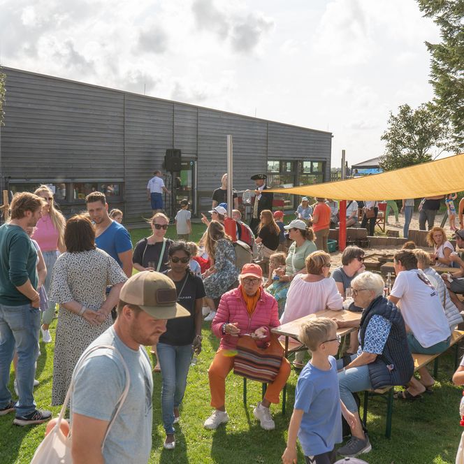 Besucher beim M.-T. Buchholz Hoffest