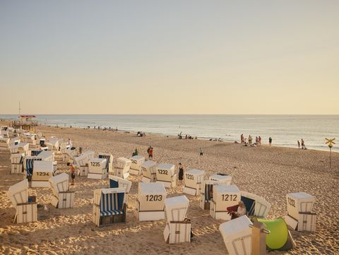 Strand auf Sylt mit Strandkörben und Badegästen im Abendlicht