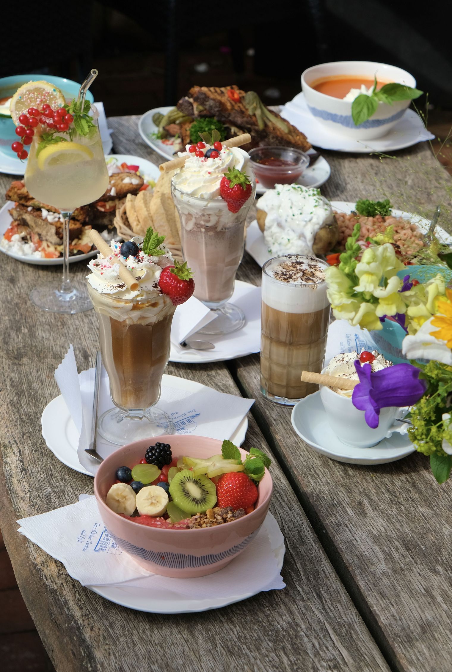 Ein reich gedeckter Frühstückstisch