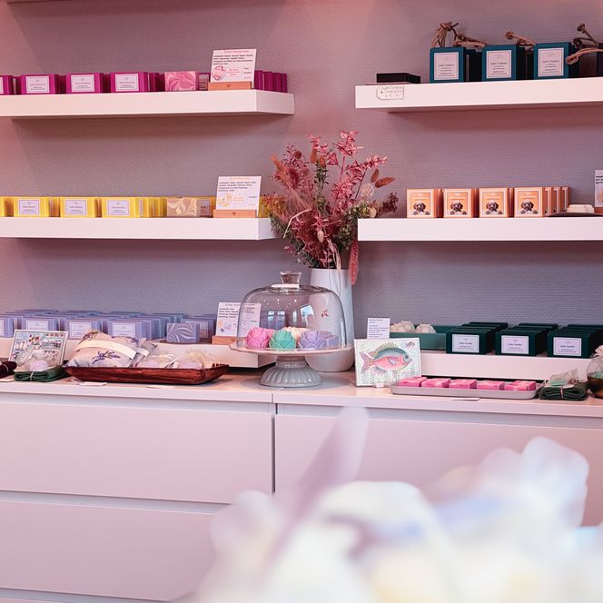 Laden mit Regalen voller handgemachter Seifen 