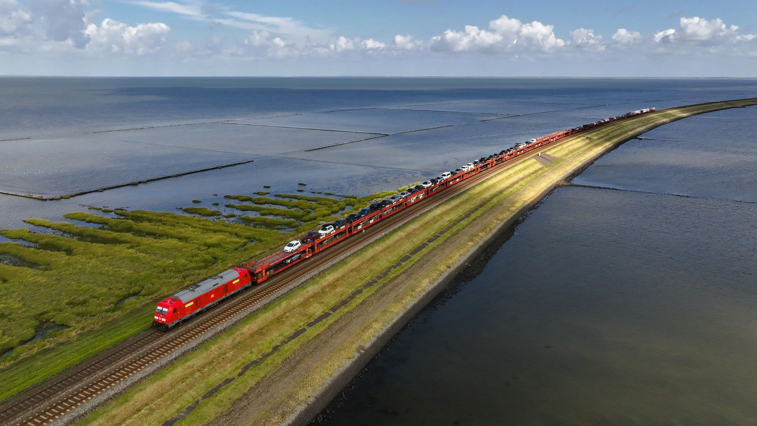 Langer Autozug auf dem Hindenburgdamm zwischen Festland und Sylt