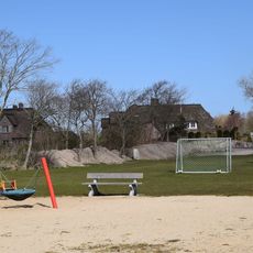 Dorfwiese in Archsum Eine Wiese mit Spielgeräten.