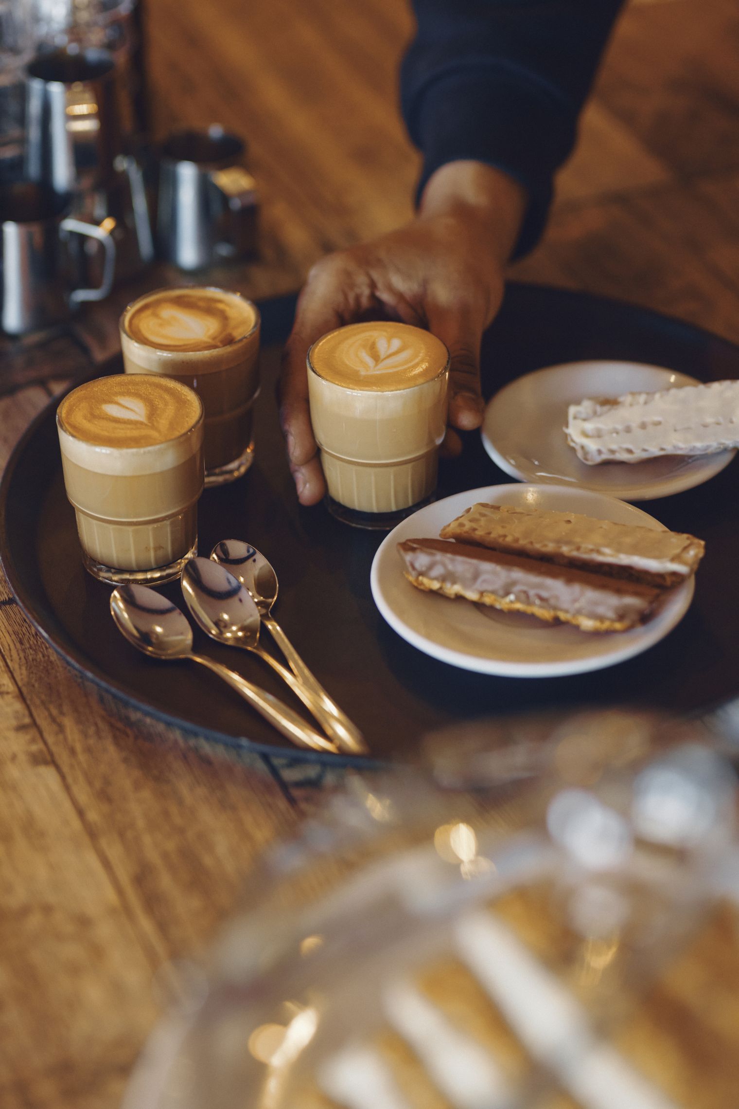 Kaffeegenuss trifft Süßes – Serviermoment in der Kaffeerösterei Sylt