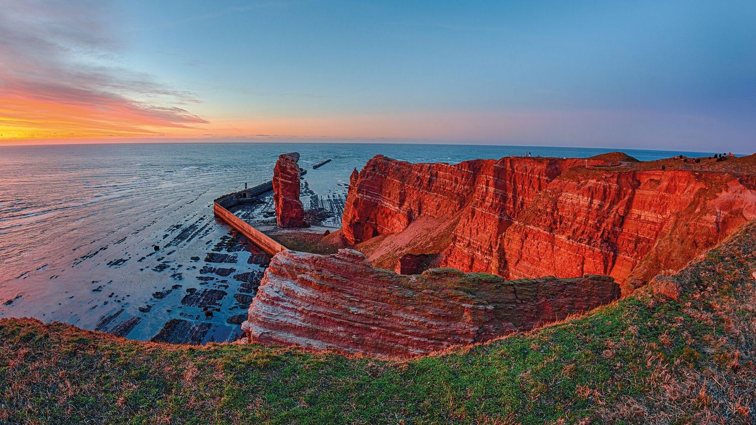 Rote Steilklippen bei Sonnenuntergang auf Helgoland