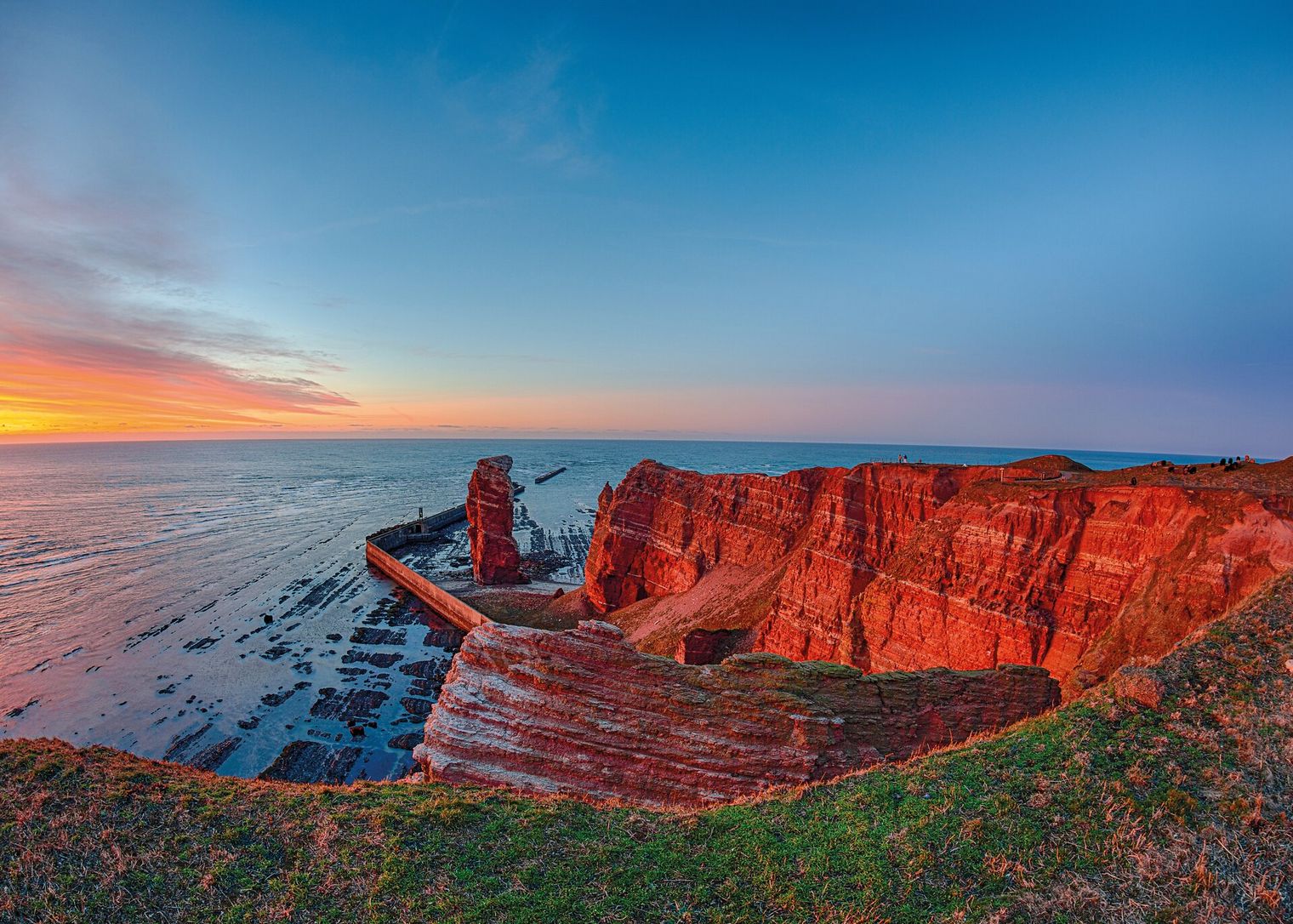Rote Steilklippen bei Sonnenuntergang auf Helgoland