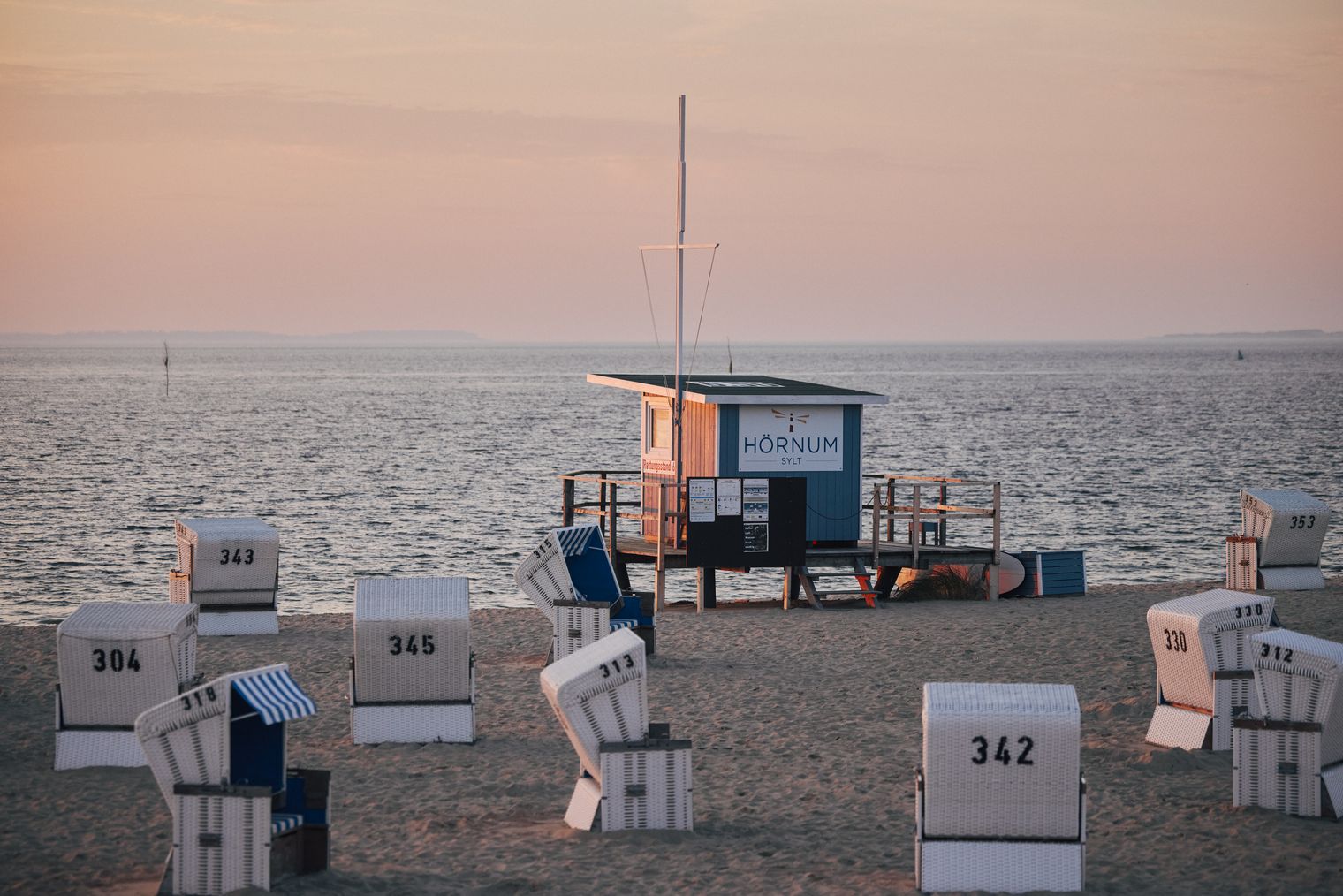 Rettungsstation und Strandkörbe am Strand von Hörnum bei Sonnenuntergang