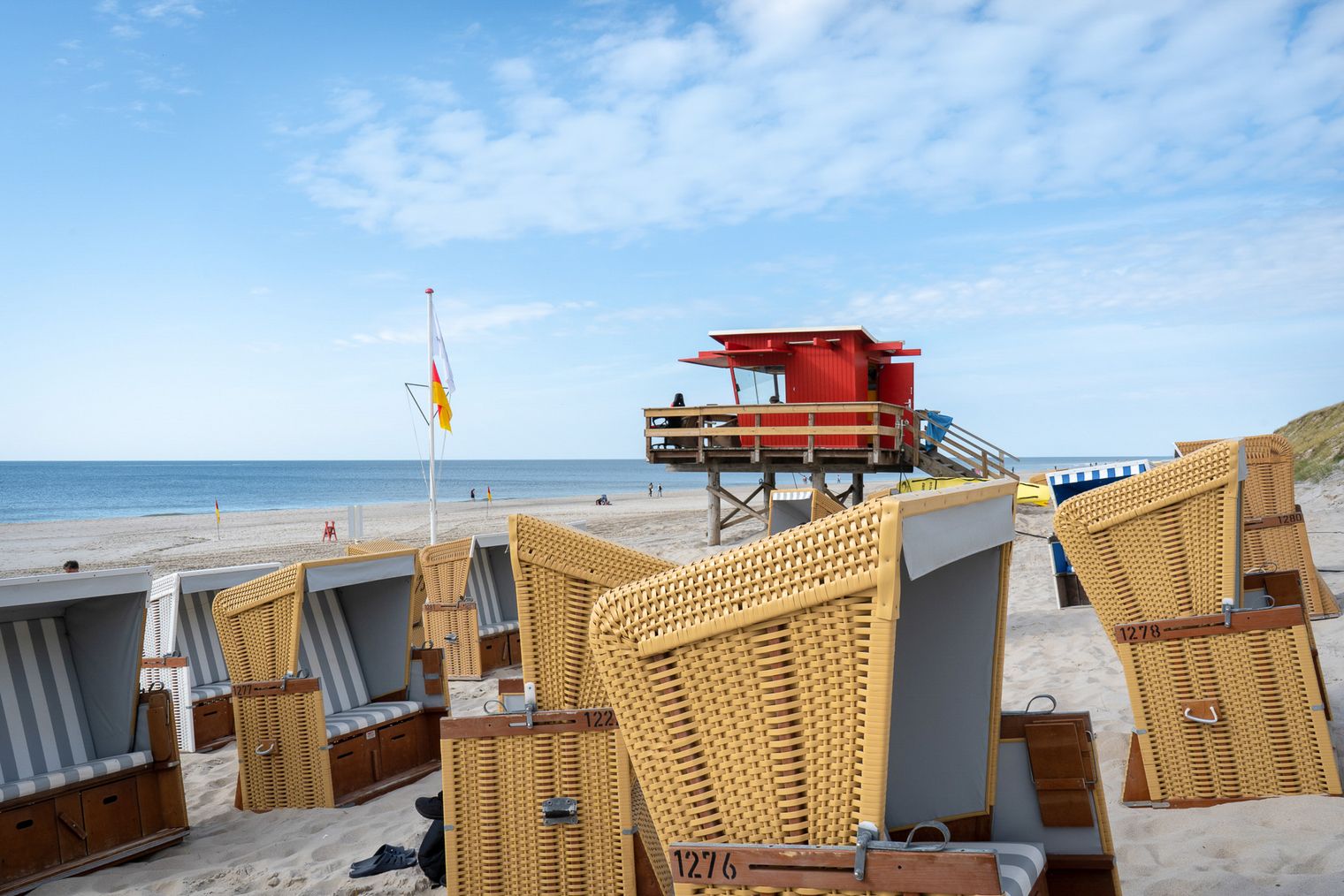 Sommertag am Strand von Wenningstedt mit Strandkörben und Rettungsschwimmerstand