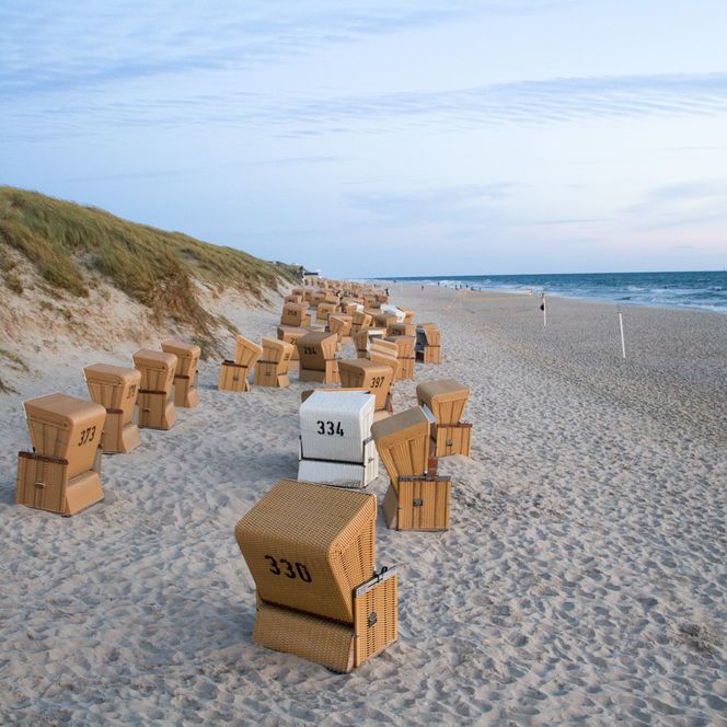 Sommerabend mit Strandkörben in Wenningstedt