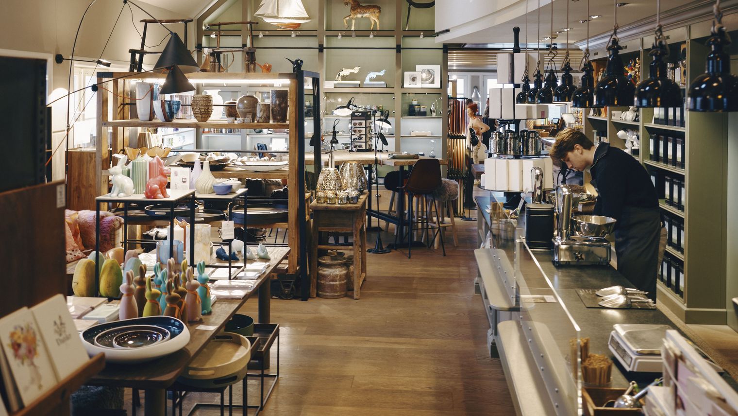 Modern eingerichtetes Geschäft mit Café im Kontorhaus Sylt.