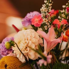 Detailaufnahme eines bunten Blumenstraußes mit Dahlien und Lilien.
