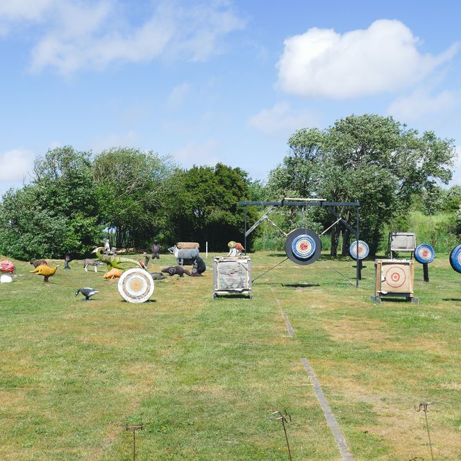 Bogenschießfeld mit Zielscheiben und Tierfiguren
