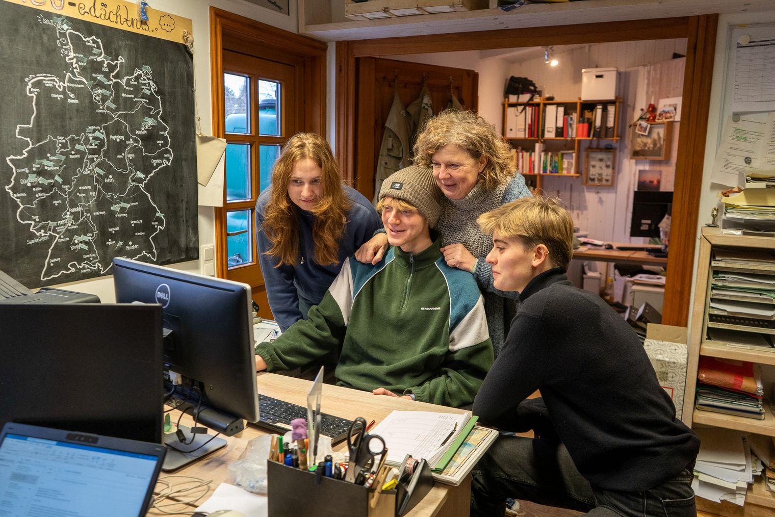 Team der Naturschutzgemeinschaft im Büro