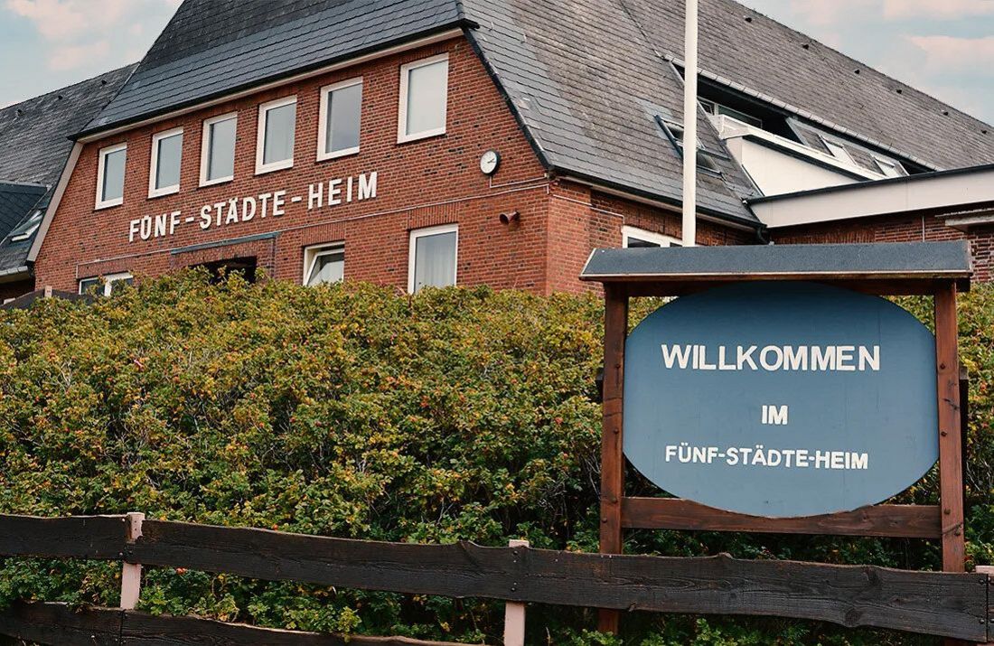 Willkommensschild vor dem Fünf-Städte-Heim