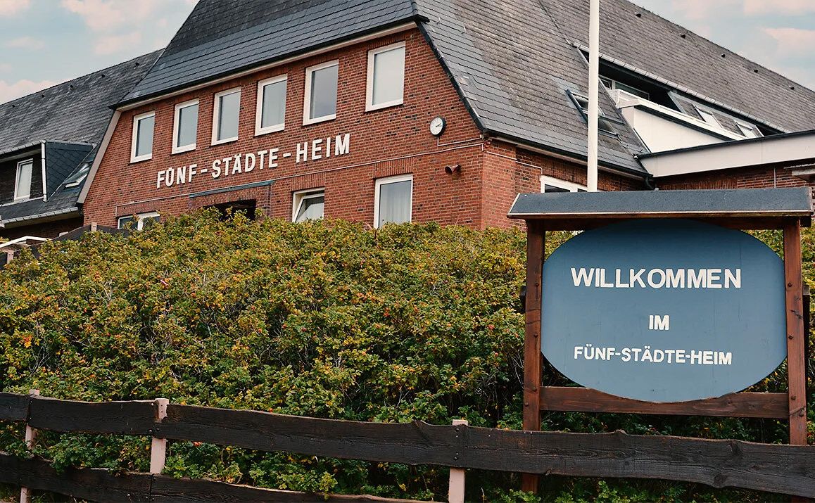 Willkommensschild vor dem Fünf-Städte-Heim in Hörnum