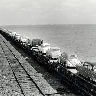 Autozug Kreuzungsbahnhof auf dem Syltdamm 1955