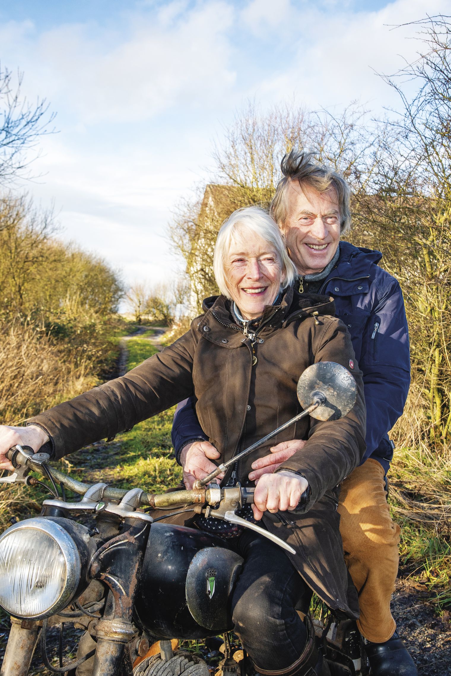 Ehepaar Volquardsen auf einem alten Motorrad