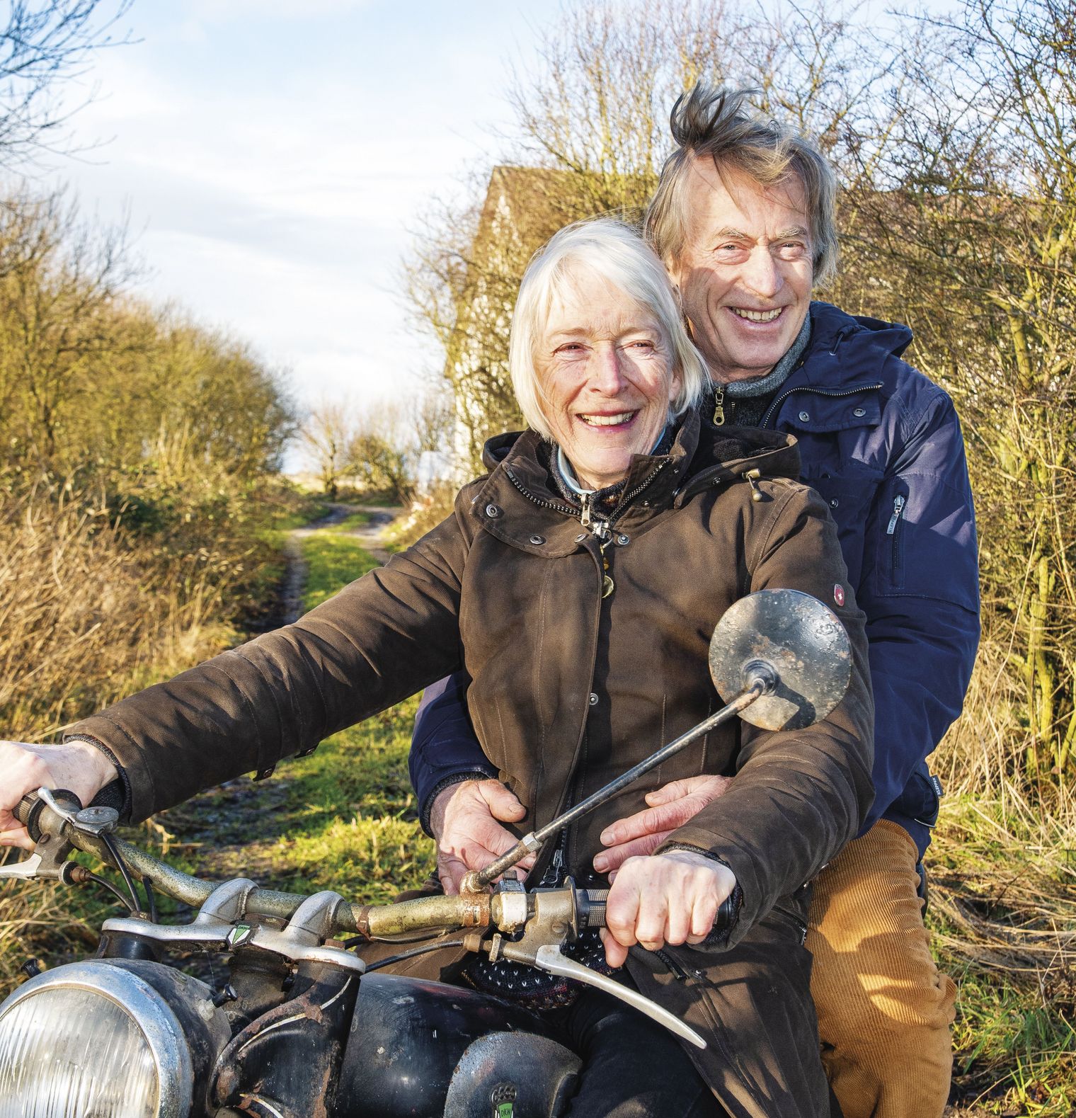 Ehepaar Volquardsen auf einem alten Motorrad