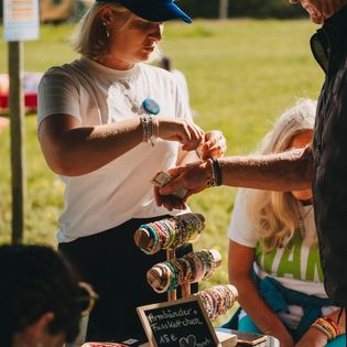 Person befestigt Armband am Handgelenk