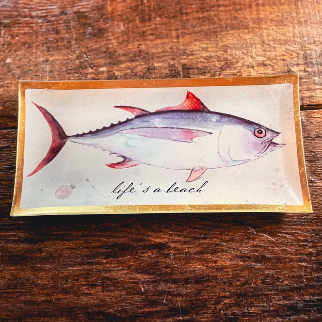 Teller mit Fischzeichnung und „life’s a beach“-Spruch.