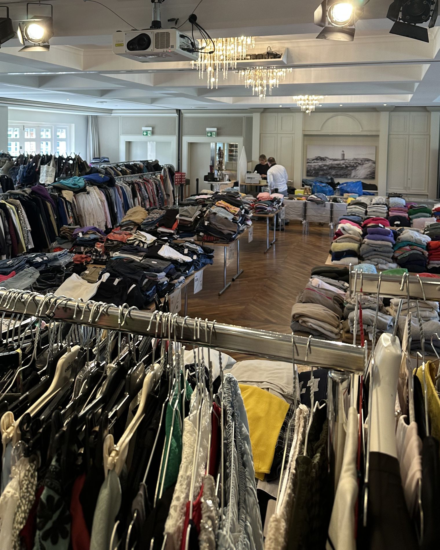 Kleiderstangen und Tische mit Kleidung beim Second-Hand-Markt in Kampen.
