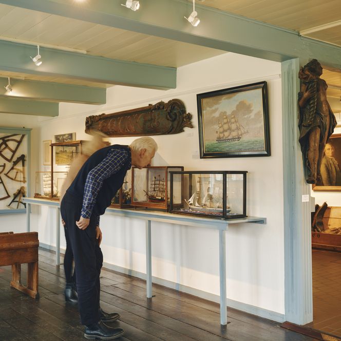 Besucher betrachten Schiffsmodell im maritimen Ausstellungsraum des Sylt Museums