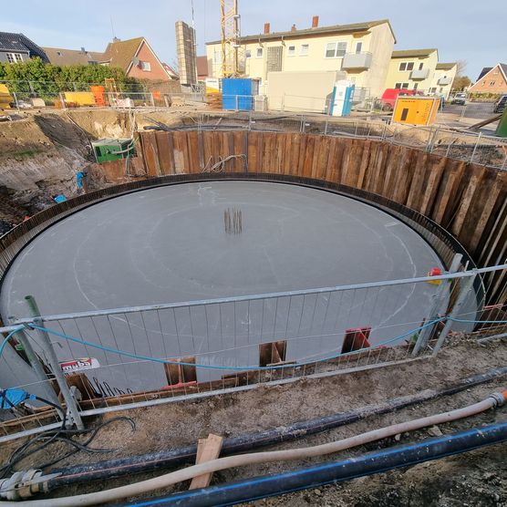  Runde, gegossene Betonfundamentplatte für Eisspeicher mit Spundwänden in Baugrube.