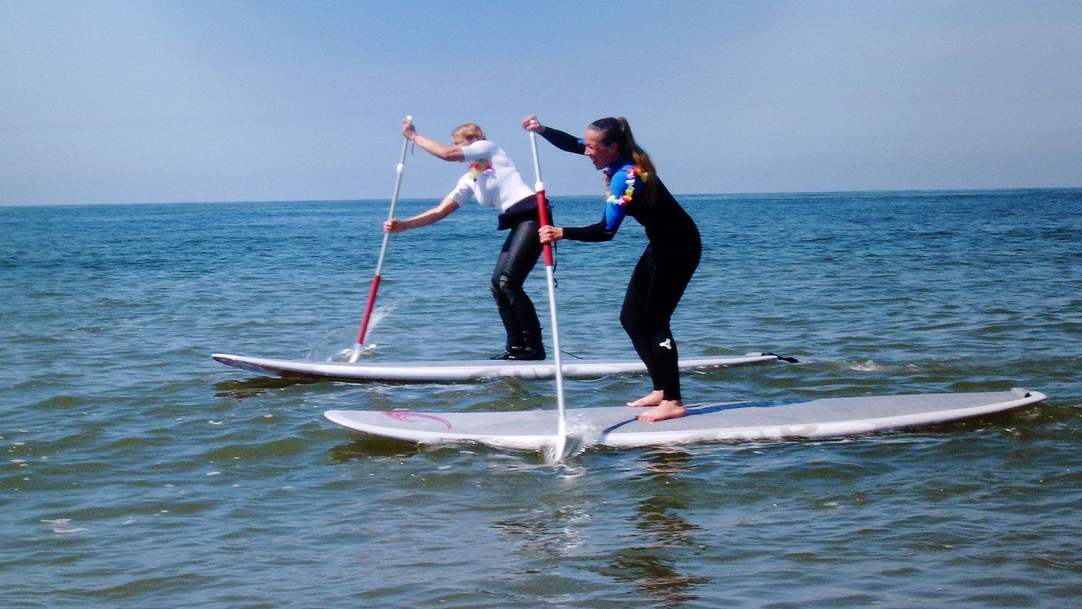 Zwei Stand Up Paddler gleiten über die Nordsee