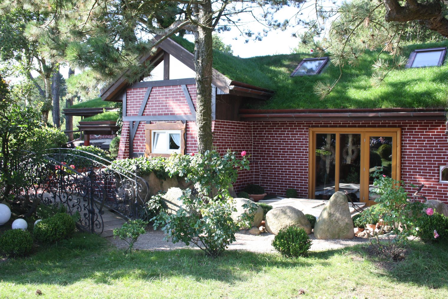 Backsteincafé mit Grasdach im Garten der Kupferkanne in Kampen.
