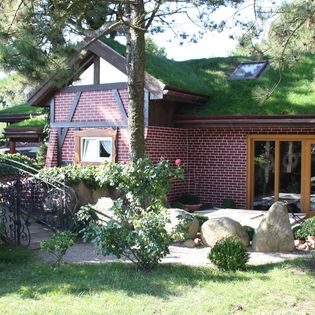 Backsteincafé mit Grasdach im Garten der Kupferkanne in Kampen.