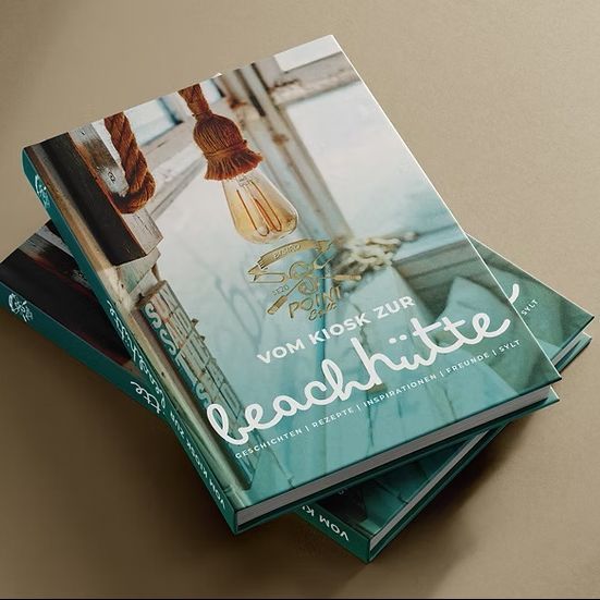 Mehrere Exemplare aufgestapelt des Buchs "Vom Kiosk zu Beach-Hütte"