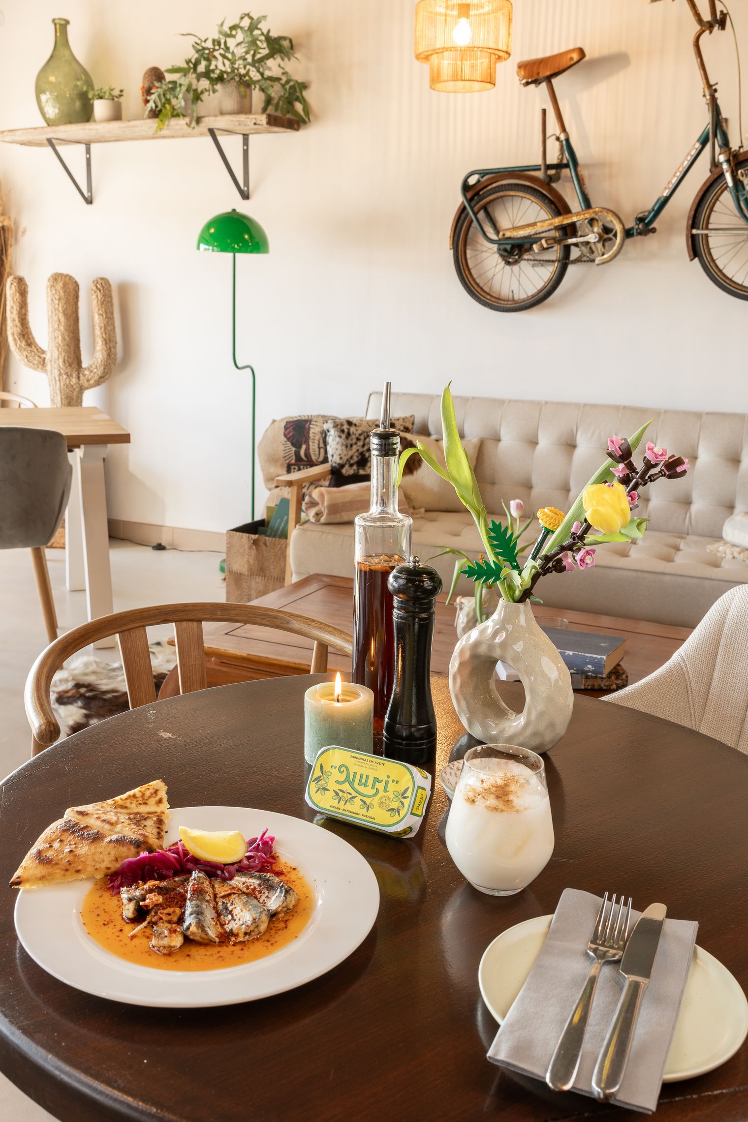 Gedeckter Café-Tisch mit mediterranem Gericht und stilvoller Einrichtung