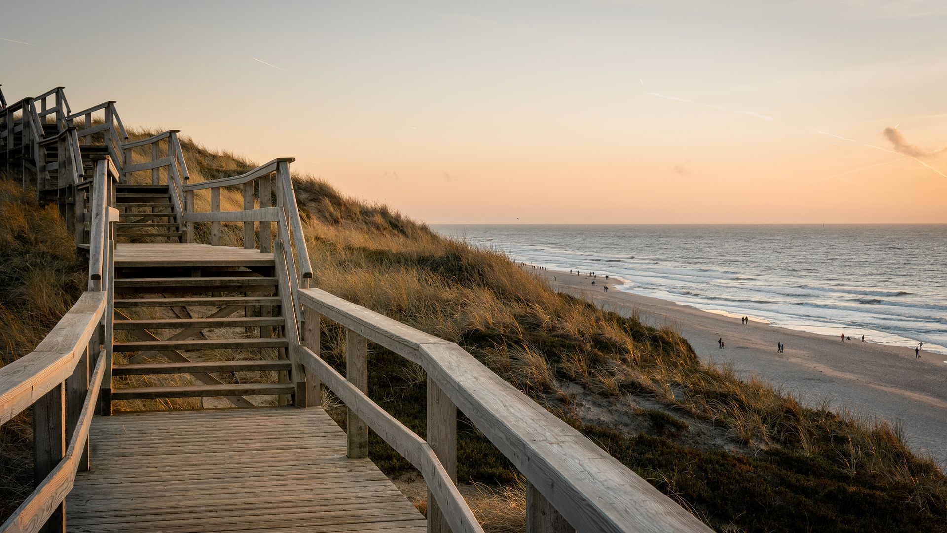 Holztreppe über dem Strand, Nordsee, Himmel im Sonnenuntergang