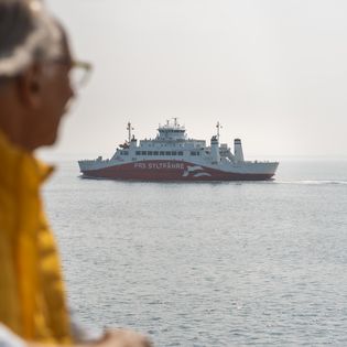 Paar schaut auf die Syltfähre auf dem Wasser.