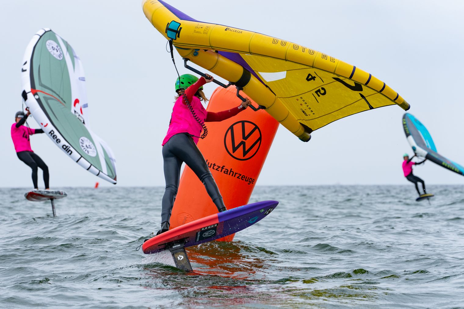 Wingfoiler passiert Boje bei Rennen auf der Nordsee