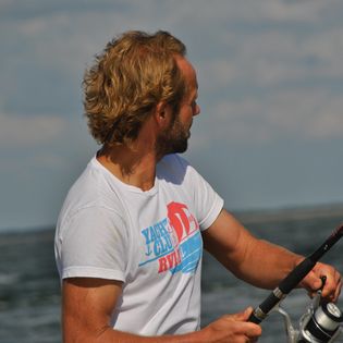 Nahaufnahme eines Mannes mit Angel in der Hand