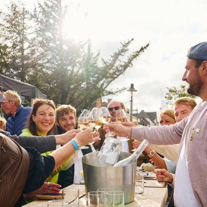 Fröhlicher Menschengruppe beim Anstoßen