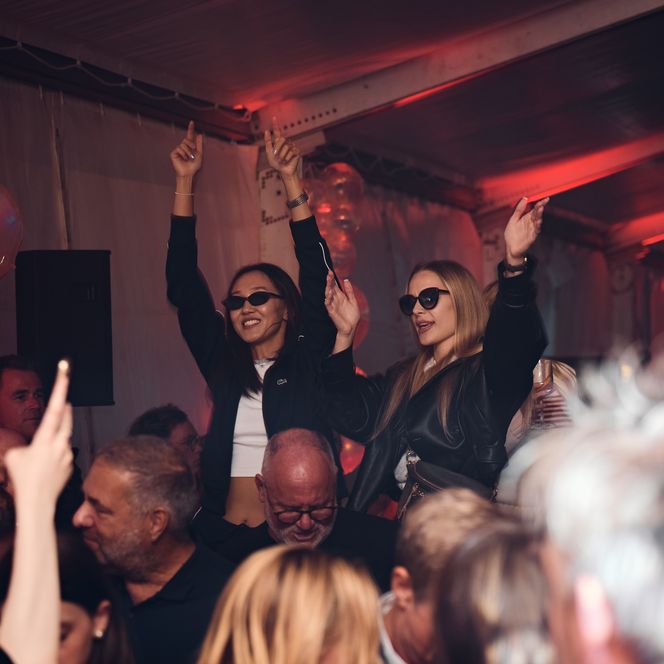 Menschenmenge im Partyzelt